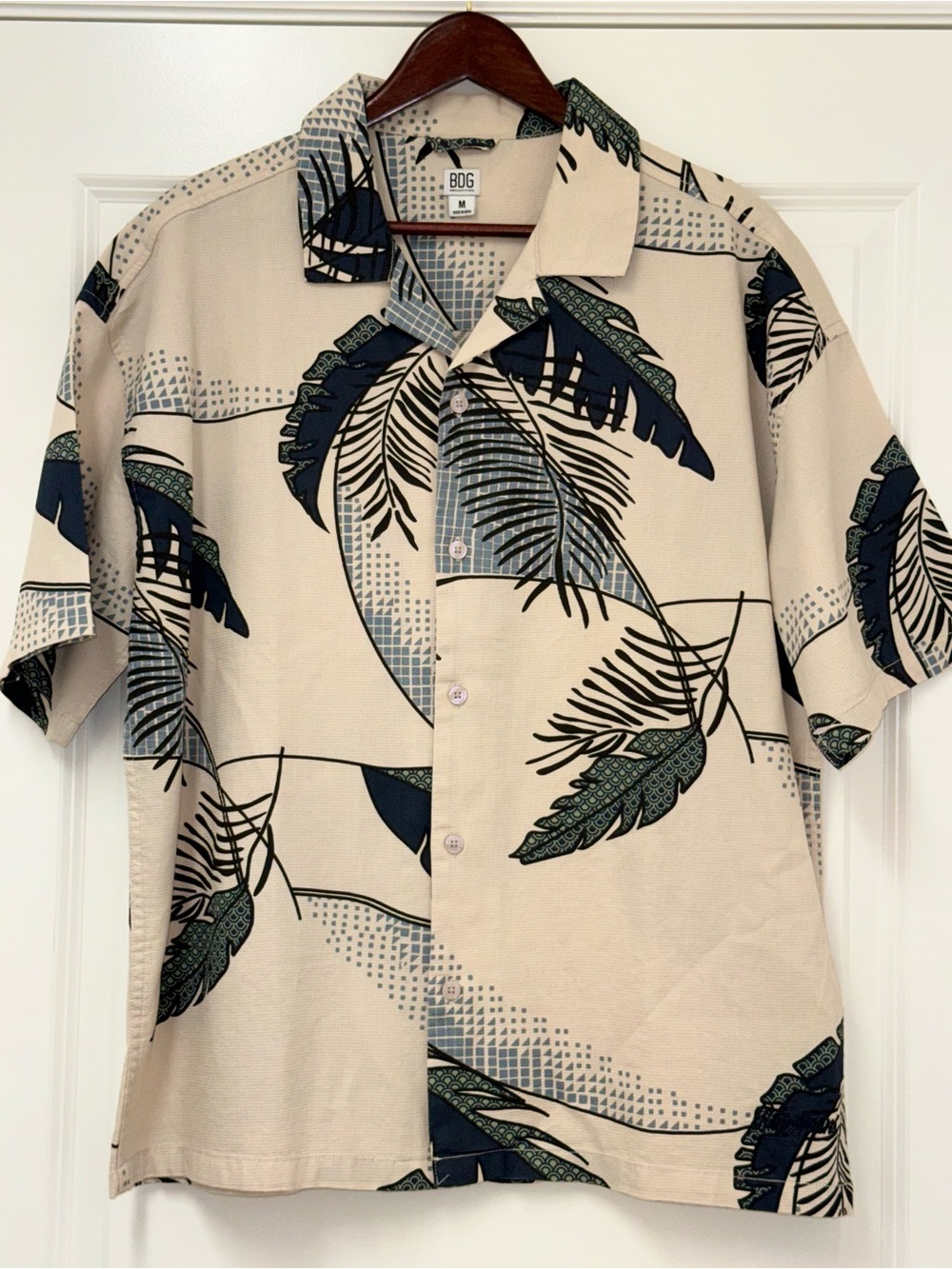 BDG Urban Outfitters Mens Medium Beige Tropical Bahamas Short Sleeved Shirt